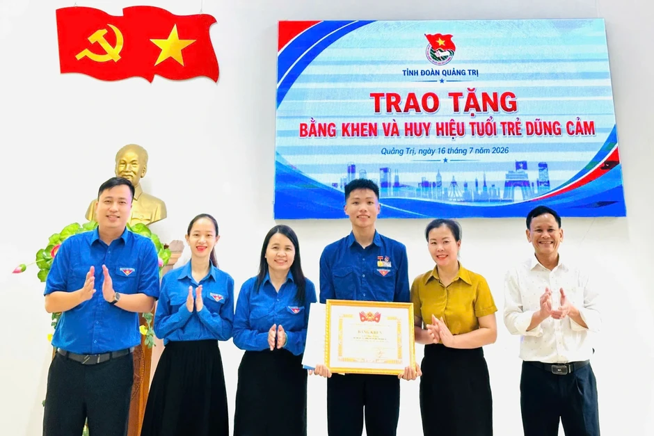 Tặng Huy hiệu Tuổi trẻ dũng cảm đến nam sinh cứu 2 anh em bị sóng cuốn Tặng Huy hiệu Tuổi trẻ dũng cảm đến nam sinh cứu 2 anh em bị sóng cuốn