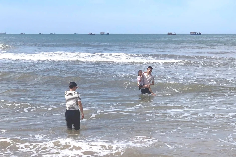 Tặng Huy hiệu Tuổi trẻ dũng cảm đến nam sinh cứu 2 anh em bị sóng cuốn Tặng Huy hiệu Tuổi trẻ dũng cảm đến nam sinh cứu 2 anh em bị sóng cuốn