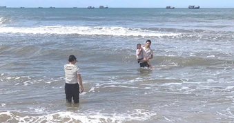 Tặng Huy hiệu Tuổi trẻ dũng cảm đến nam sinh cứu 2 anh em bị sóng cuốn