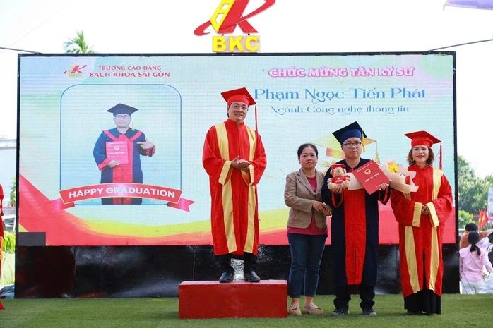 Thành công lớn nhất là trở thành niềm tự hào của cha mẹ Thành công lớn nhất là trở thành niềm tự hào của cha mẹ