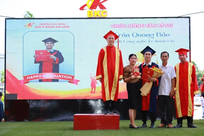 Thành công lớn nhất là trở thành niềm tự hào của cha mẹ Thành công lớn nhất là trở thành niềm tự hào của cha mẹ