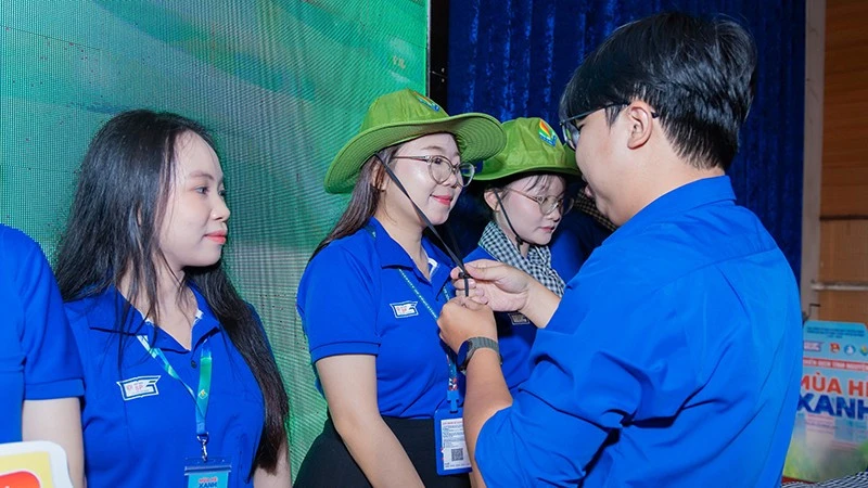 Thành phố Hồ Chí Minh: Hơn 1.400 thầy cô giáo tương lai ra quân thực hiện "Bình dân học vụ số” Thành phố Hồ Chí Minh: Hơn 1.400 thầy cô giáo tương lai ra quân thực hiện "Bình dân học vụ số”