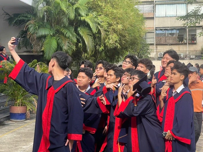 Thầy cô tự dựng tiết mục nhảy tặng học trò Thầy cô tự dựng tiết mục nhảy tặng học trò