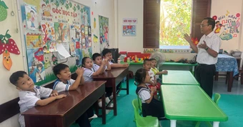 Thầy giáo 55 tuổi ra Trường Sa dạy học, con gái nhắn nhủ ‘bố là niềm tự hào’