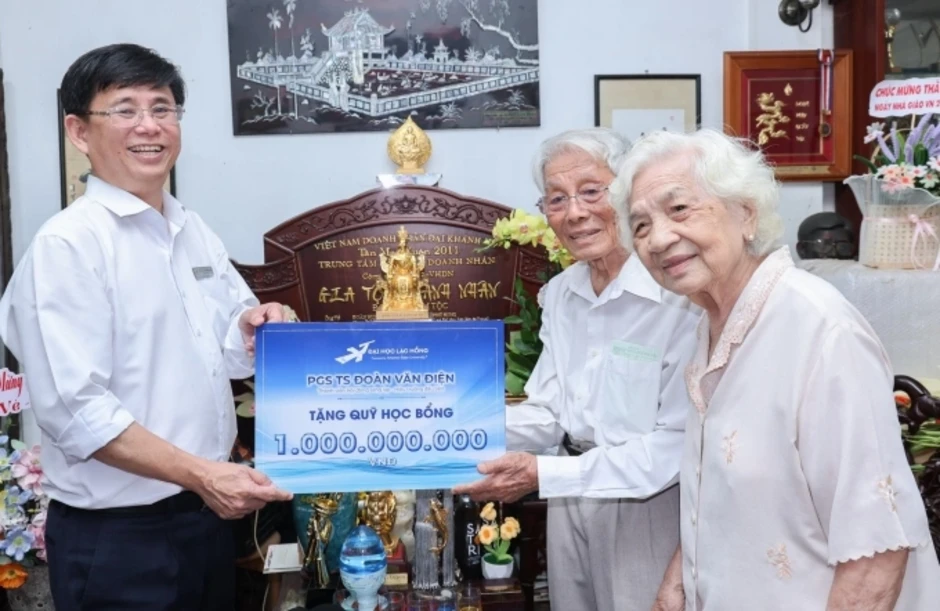 Thầy giáo 90 tuổi dành 4 tỷ đồng lập quỹ học bổng cho trò nghèo Thầy giáo 90 tuổi dành 4 tỷ đồng lập quỹ học bổng cho trò nghèo
