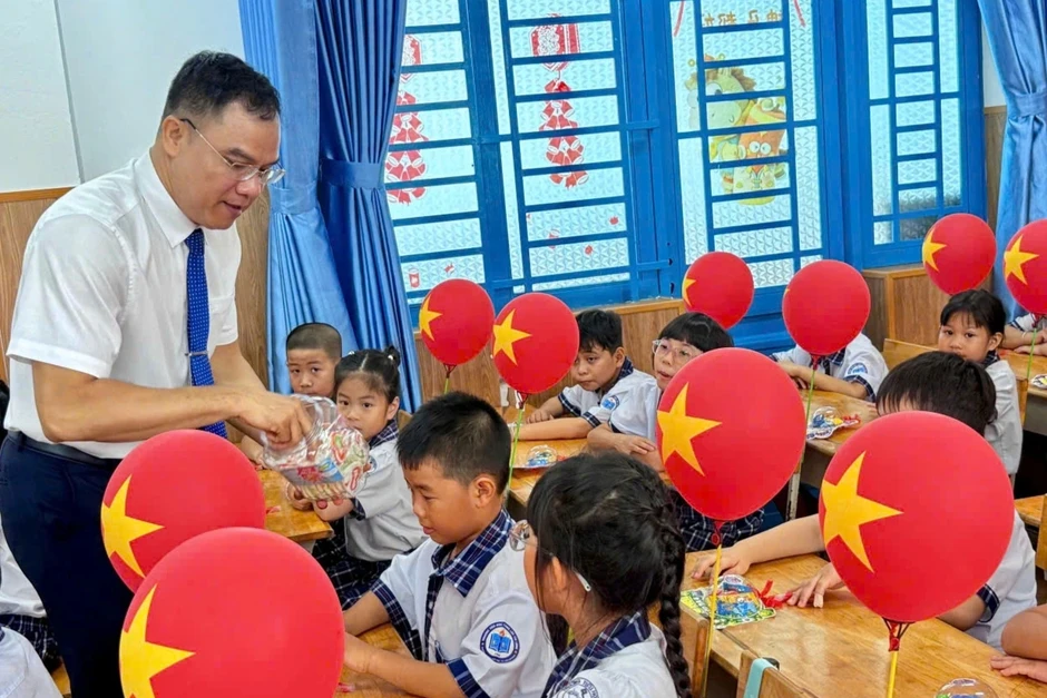 Thầy giáo dành 2 tuần trang trí lớp học tạo bất ngờ cho học sinh Thầy giáo dành 2 tuần trang trí lớp học tạo bất ngờ cho học sinh