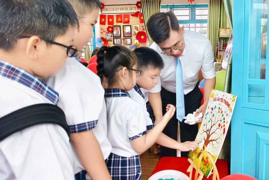 Thầy giáo dành 2 tuần trang trí lớp học tạo bất ngờ cho học sinh Thầy giáo dành 2 tuần trang trí lớp học tạo bất ngờ cho học sinh