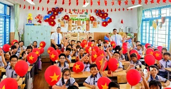 Thầy giáo dành 2 tuần trang trí lớp học tạo bất ngờ cho học sinh