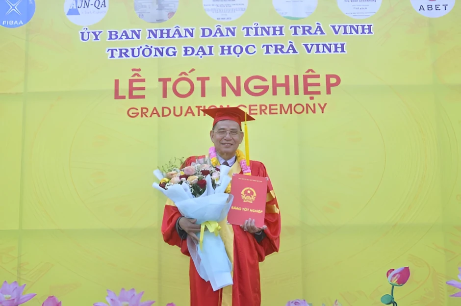 Thầy giáo lén lau nước mắt trong tiết học cuối, ai cũng tưởng nghỉ hưu hoá ra thầy về làm "Chủ tịch" Thầy giáo lén lau nước mắt trong tiết học cuối, ai cũng tưởng nghỉ hưu hoá ra thầy về làm "Chủ tịch"