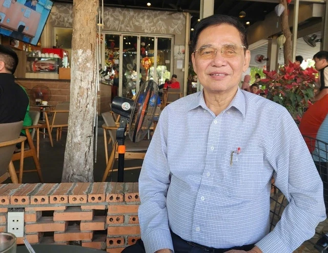 Thầy giáo lén lau nước mắt trong tiết học cuối, ai cũng tưởng nghỉ hưu hoá ra thầy về làm "Chủ tịch" Thầy giáo lén lau nước mắt trong tiết học cuối, ai cũng tưởng nghỉ hưu hoá ra thầy về làm "Chủ tịch"