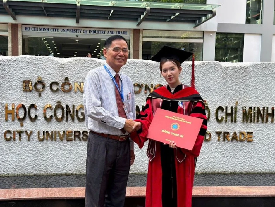 Thầy giáo thương binh, là tiến sĩ ở tuổi 73, rơi nước mắt trong buổi dạy cuối Thầy giáo thương binh, là tiến sĩ ở tuổi 73, rơi nước mắt trong buổi dạy cuối