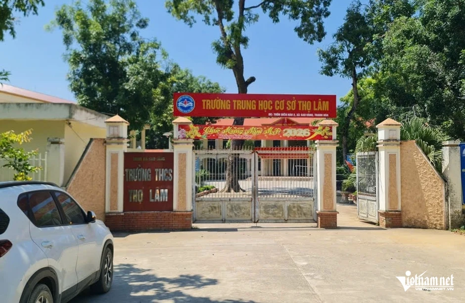 Thầy giáo tiếng Anh lấy đề thi của trường về cho học sinh làm trước Thầy giáo tiếng Anh lấy đề thi của trường về cho học sinh làm trước