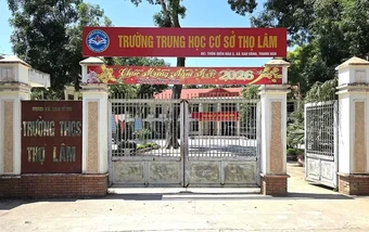 Thầy giáo tiếng Anh mất việc vì 'tuồn' đề thi cho lớp học thêm