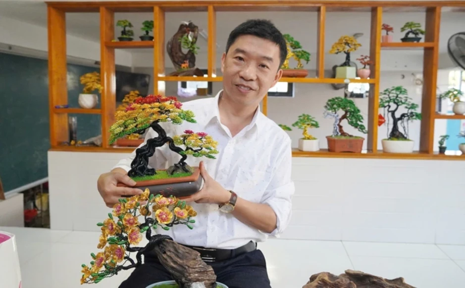 Thầy giáo Toán thu chục triệu đồng mỗi tháng từ bonsai dây nhôm Thầy giáo Toán thu chục triệu đồng mỗi tháng từ bonsai dây nhôm