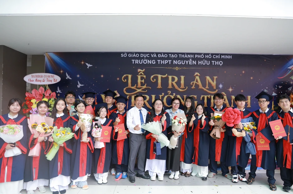 Thầy hiệu trưởng nhắn học trò 'phía trước là bầu trời', trước ngày thi tốt nghiệp THPT Thầy hiệu trưởng nhắn học trò 'phía trước là bầu trời', trước ngày thi tốt nghiệp THPT