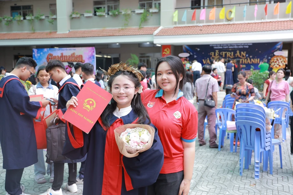 Thầy hiệu trưởng nhắn học trò 'phía trước là bầu trời', trước ngày thi tốt nghiệp THPT Thầy hiệu trưởng nhắn học trò 'phía trước là bầu trời', trước ngày thi tốt nghiệp THPT