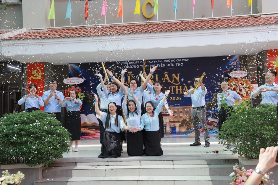 Thầy hiệu trưởng nhắn học trò 'phía trước là bầu trời', trước ngày thi tốt nghiệp THPT Thầy hiệu trưởng nhắn học trò 'phía trước là bầu trời', trước ngày thi tốt nghiệp THPT