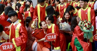 Thầy hiệu trưởng nhắn học trò 'phía trước là bầu  trời', trước ngày thi tốt nghiệp THPT