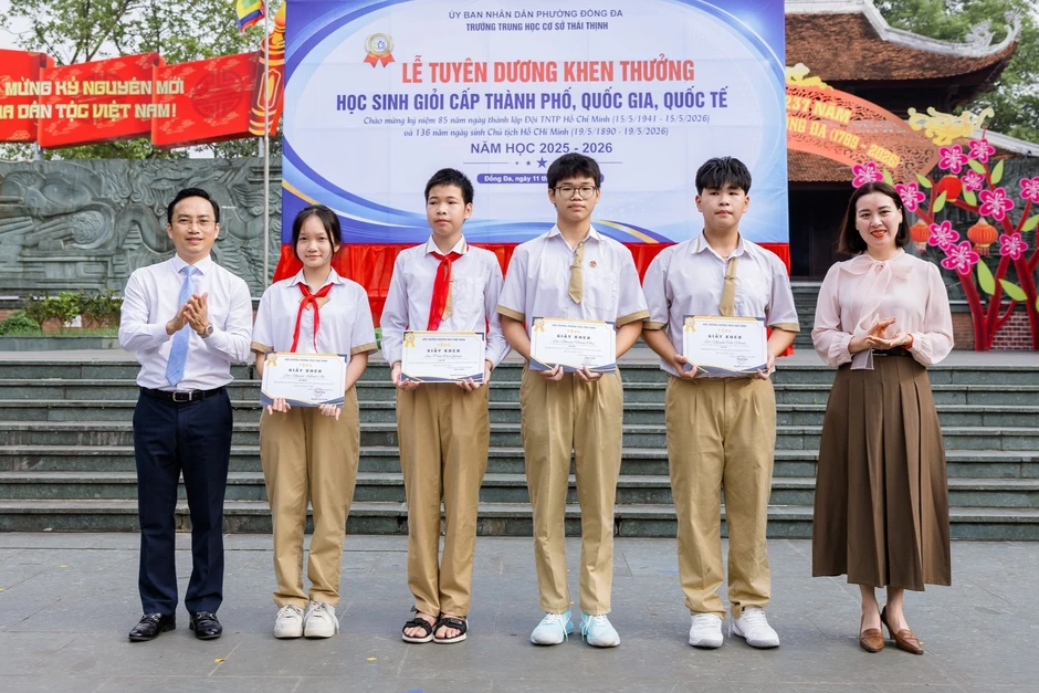 Thầy hiệu trưởng nhảy và hát ‘cực sung’ trong ngày trưởng thành của học sinh lớp 9 Thầy hiệu trưởng nhảy và hát ‘cực sung’ trong ngày trưởng thành của học sinh lớp 9
