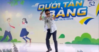 Thầy hiệu trưởng nhảy và hát ‘cực sung’ trong ngày trưởng thành của học sinh lớp 9