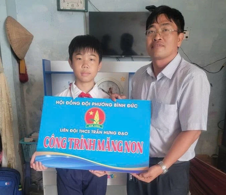 Thầy tổng phụ trách Đội trích lương, lập quỹ để học trò không phải bụng đói đi học Thầy tổng phụ trách Đội trích lương, lập quỹ để học trò không phải bụng đói đi học
