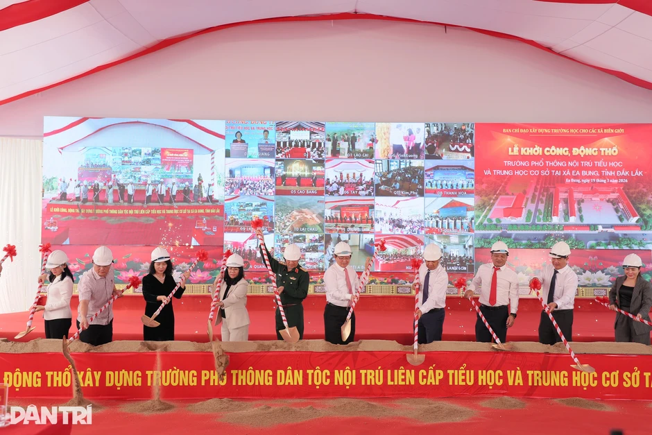 Thầy trò vùng biên hạnh phúc khi ngôi trường mơ ước được khởi công Thầy trò vùng biên hạnh phúc khi ngôi trường mơ ước được khởi công