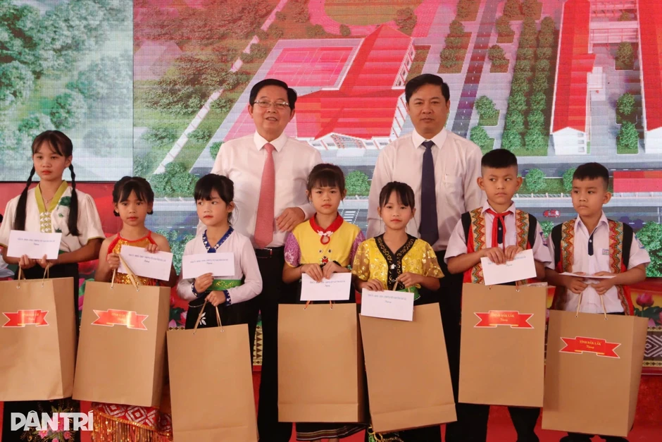 Thầy trò vùng biên hạnh phúc khi ngôi trường mơ ước được khởi công Thầy trò vùng biên hạnh phúc khi ngôi trường mơ ước được khởi công