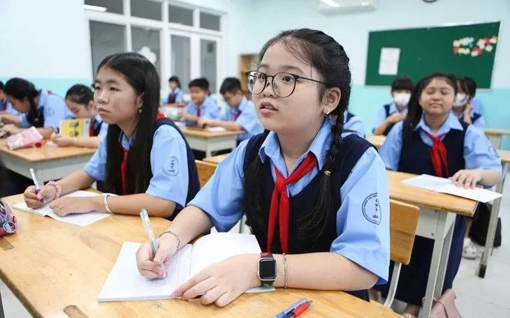 Thêm “phiên bản số” cho sách giáo khoa: Học sinh được lợi gì?