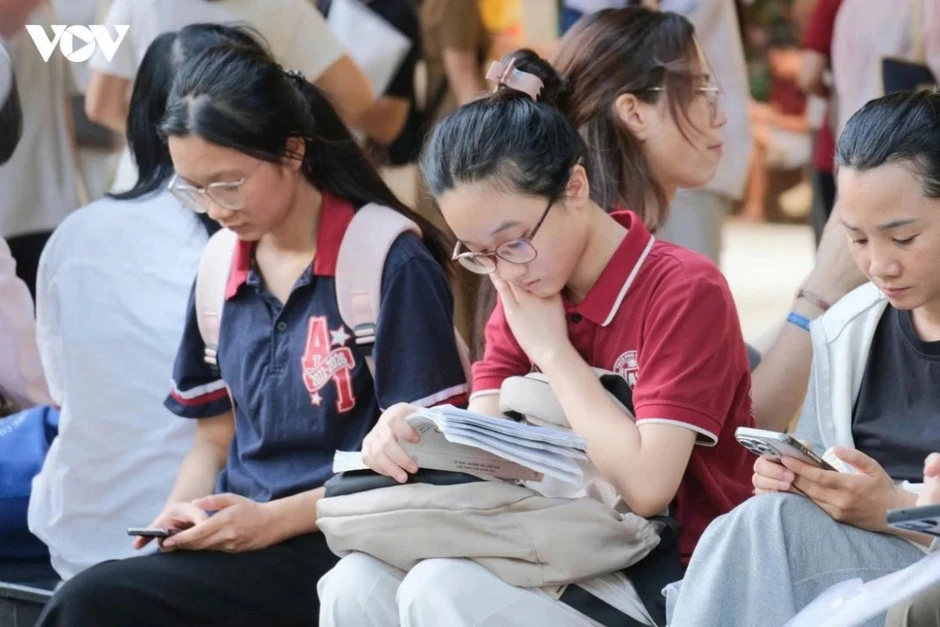 Thi lớp 10 chuyên Sư phạm: Hàng nghìn sĩ tử căng mình trước kỳ thi khốc liệt bậc nhất cả nước Thi lớp 10 chuyên Sư phạm: Hàng nghìn sĩ tử căng mình trước kỳ thi khốc liệt bậc nhất cả nước