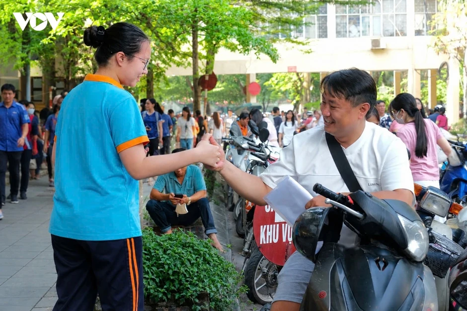 Thi lớp 10 chuyên Sư phạm: Hàng nghìn sĩ tử căng mình trước kỳ thi khốc liệt bậc nhất cả nước Thi lớp 10 chuyên Sư phạm: Hàng nghìn sĩ tử căng mình trước kỳ thi khốc liệt bậc nhất cả nước