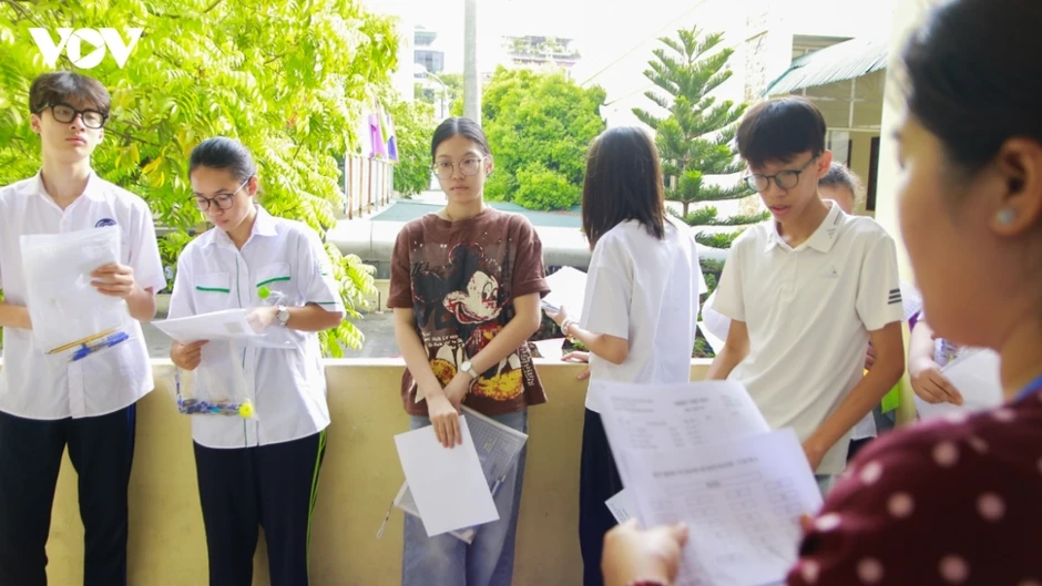 Thi lớp 10 chuyên Sư phạm: Hàng nghìn sĩ tử căng mình trước kỳ thi khốc liệt bậc nhất cả nước Thi lớp 10 chuyên Sư phạm: Hàng nghìn sĩ tử căng mình trước kỳ thi khốc liệt bậc nhất cả nước