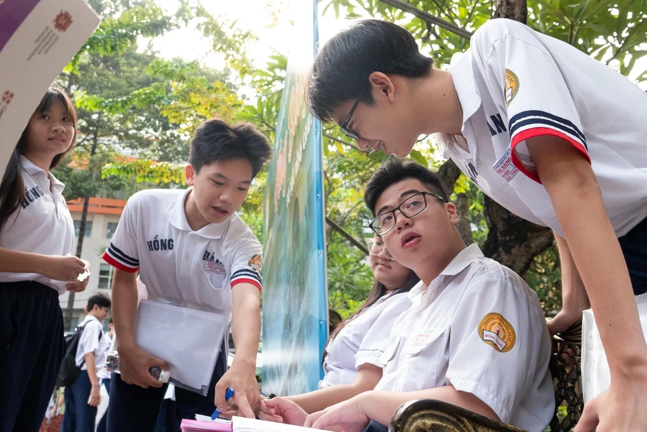 Thi lớp 10 TP.HCM: Tình hình thí sinh điều chỉnh nguyện vọng đến ngày cuối Thi lớp 10 TP.HCM: Tình hình thí sinh điều chỉnh nguyện vọng đến ngày cuối