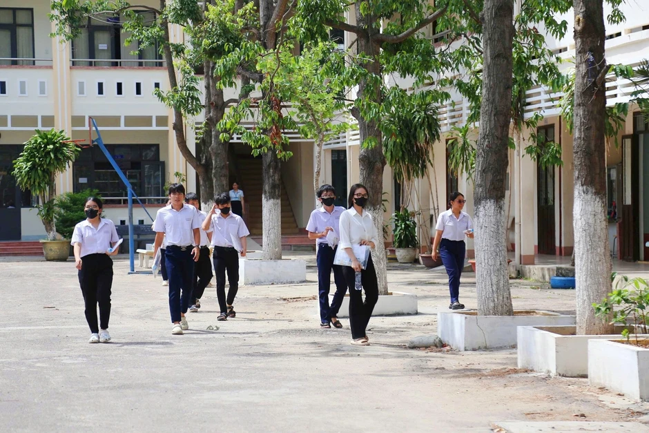 Thí sinh bị tâm lý sau thông tin bị tố dùng điện thoại trong phòng thi