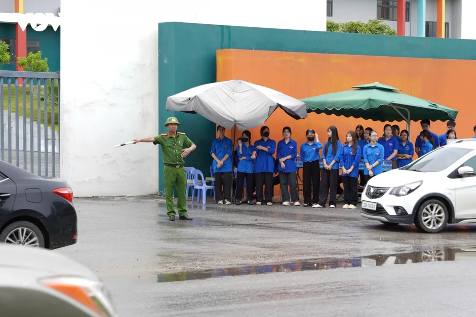 Thí sinh Chuyên Tuyên Quang bước vào môn thi Toán Thí sinh Chuyên Tuyên Quang bước vào môn thi Toán
