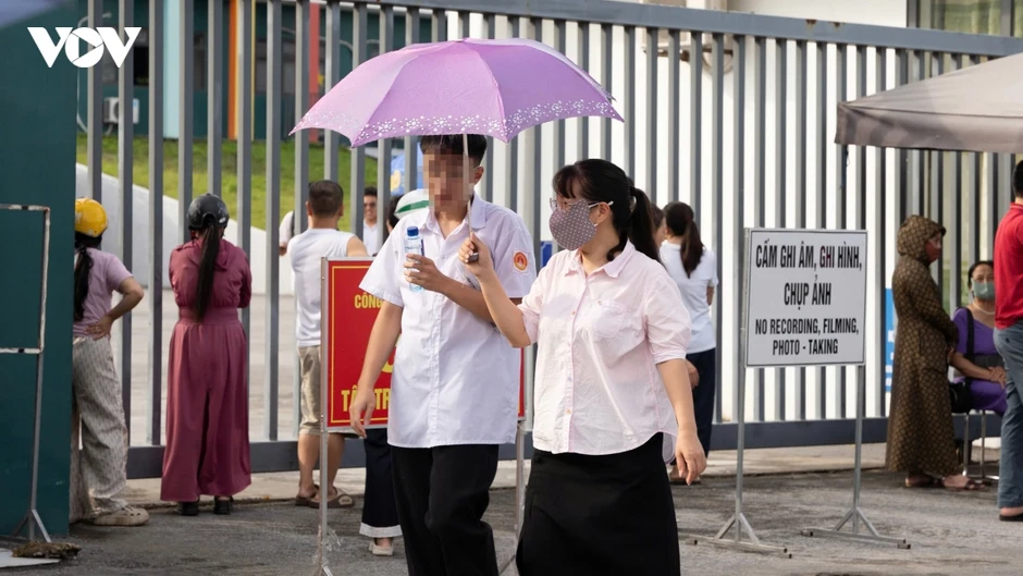 Thí sinh Chuyên Tuyên Quang than đề Toán thi lại khó, giáo viên nói gì? Thí sinh Chuyên Tuyên Quang than đề Toán thi lại khó, giáo viên nói gì?