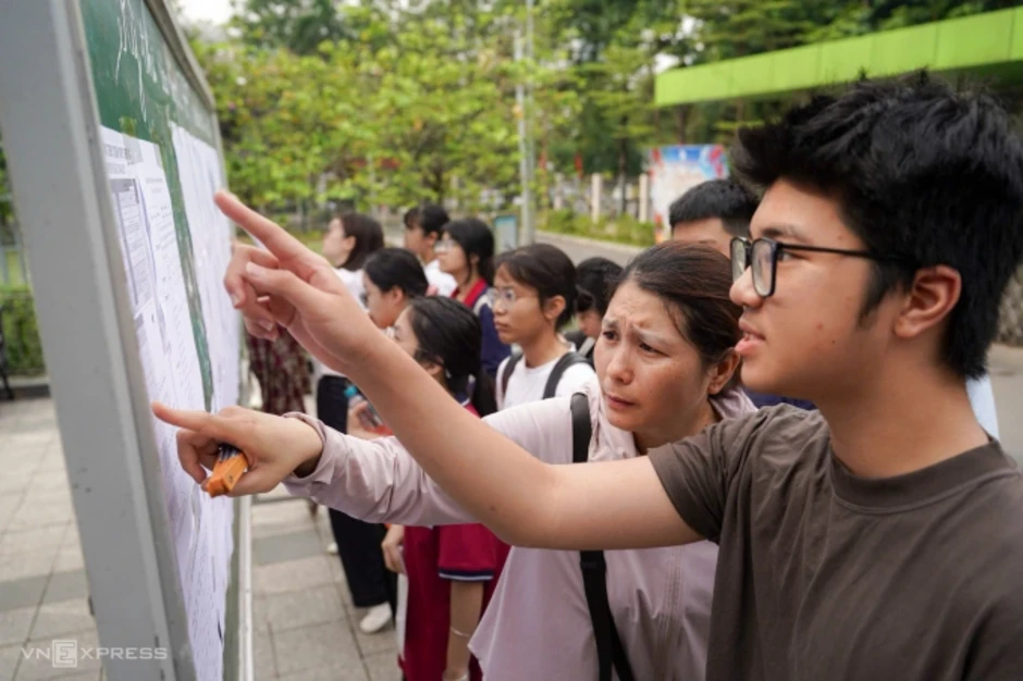 Thí sinh, phụ huynh hồi hộp trước kỳ thi lớp 10 'đông kỷ lục' Thí sinh, phụ huynh hồi hộp trước kỳ thi lớp 10 'đông kỷ lục'