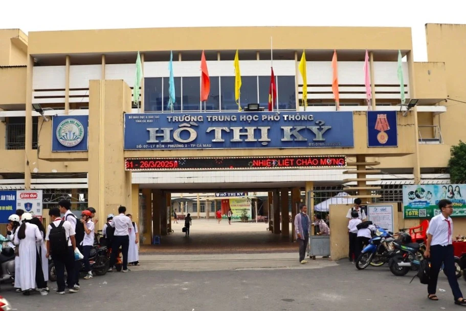 Thí sinh tại Cà Mau thừa nhận dùng điện thoại, sẽ bị hủy kết quả thi tốt nghiệp