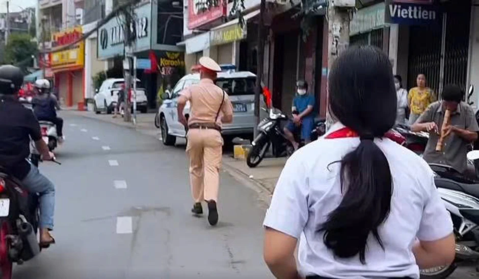 Thí sinh thi lớp 10 nhầm điểm thi sát giờ phát đề, CSGT 'giải cứu' trong 3 phút