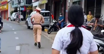 Thí sinh thi lớp 10 nhầm điểm thi sát giờ phát đề, CSGT 'giải cứu' trong 3 phút