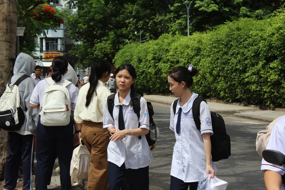 Thí sinh TP.HCM bất ngờ, 'đề văn tốt nghiệp lệch tủ, lệch méo xẹo' Thí sinh TP.HCM bất ngờ, 'đề văn tốt nghiệp lệch tủ, lệch méo xẹo'