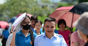 Thí sinh Trường THPT chuyên Tuyên Quang hoàn tất kỳ thi lại