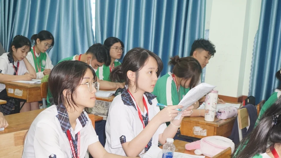 Thi thử tốt nghiệp THPT 2026: TP.HCM cấm công khai xếp hạng học sinh Thi thử tốt nghiệp THPT 2026: TP.HCM cấm công khai xếp hạng học sinh