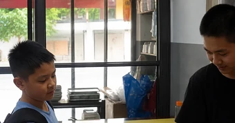 Thiếu 7.000 đồng tiền ăn, cậu bé lớp 4 làm một việc khiến chủ quán nghẹn lời
