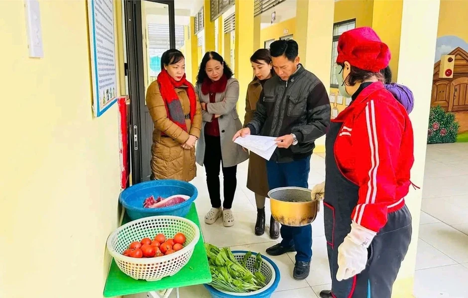 Thịt lợn trong bếp ăn bán trú dương tính với dịch tả lợn châu Phi, hiệu trưởng bị đình chỉ Thịt lợn trong bếp ăn bán trú dương tính với dịch tả lợn châu Phi, hiệu trưởng bị đình chỉ