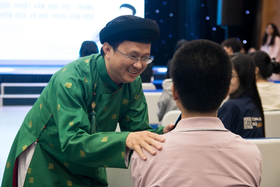 Thơ văn của Tố Hữu, Xuân Diệu, Nguyễn Nhật Ánh... được thi dịch sang tiếng Trung Thơ văn của Tố Hữu, Xuân Diệu, Nguyễn Nhật Ánh... được thi dịch sang tiếng Trung