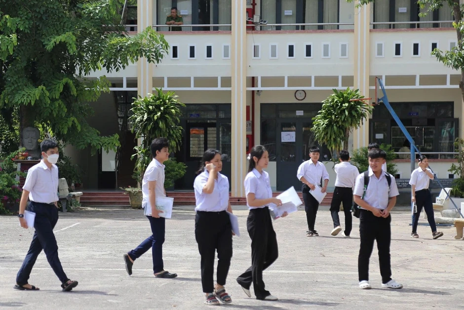 Thông tin chính thức vụ nghi vấn thí sinh dùng điện thoại trong phòng thi Thông tin chính thức vụ nghi vấn thí sinh dùng điện thoại trong phòng thi