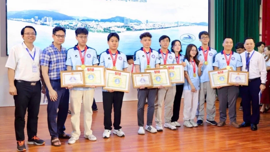 Thủ khoa Olympic Toán toàn quốc viết sách, dạy học từ sớm Thủ khoa Olympic Toán toàn quốc viết sách, dạy học từ sớm