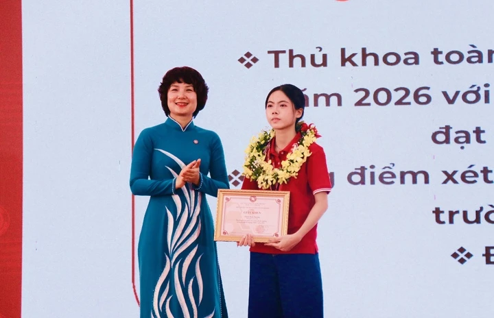 Thủ khoa toàn quốc được vinh danh tại lễ khai giảng Đại học Ngoại thương Thủ khoa toàn quốc được vinh danh tại lễ khai giảng Đại học Ngoại thương
