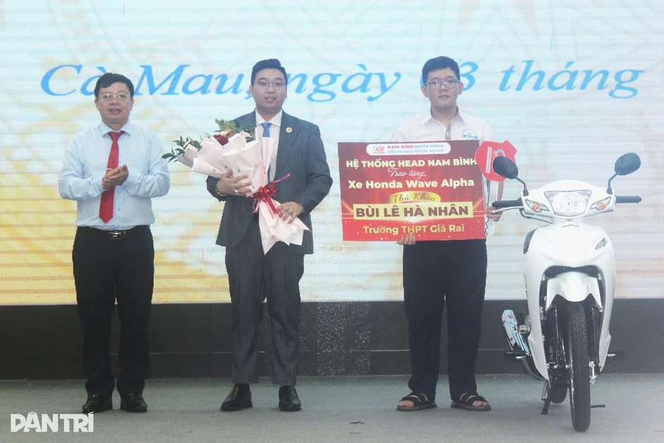 Thủ khoa tốt nghiệp THPT ở Cà Mau được tặng xe máy hơn 19 triệu đồng