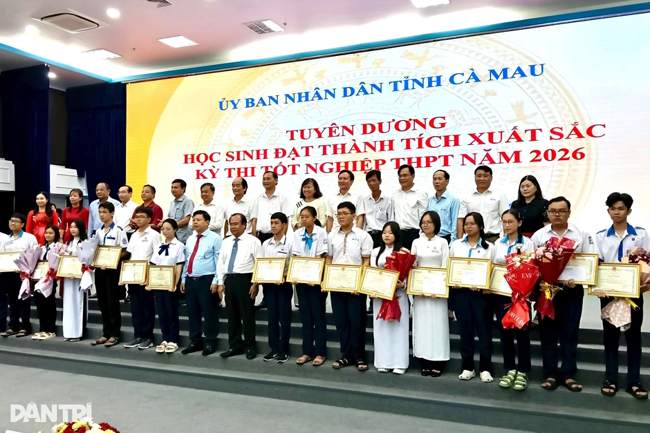 Thủ khoa tốt nghiệp THPT ở Cà Mau được tặng xe máy hơn 19 triệu đồng